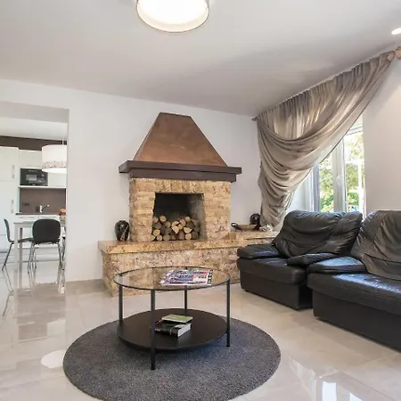 Spacious With Private Swimming Pool In Labin *