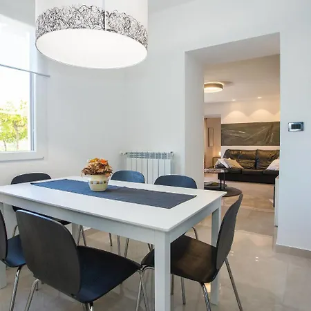 Spacious With Private Swimming Pool In Labin